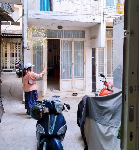 Bán lẹ nhà nhỏ xinh Đường Lạc Long Quân, Quận Tân Bình, 24m2 chỉ 2 tỷ 350