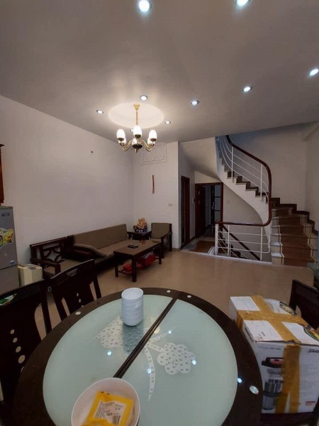 Cần tiền bán gấp nhà Nguyễn Văn Cừ DT 30m2 4T 2.85 tỷ