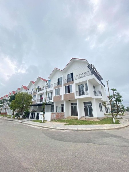 Chỉ 1 căn duy nhất nhà 3 tầng 3 mặt tiền khu B Royal park. Thanh toán theo tiến độ. LH 079_657_1878