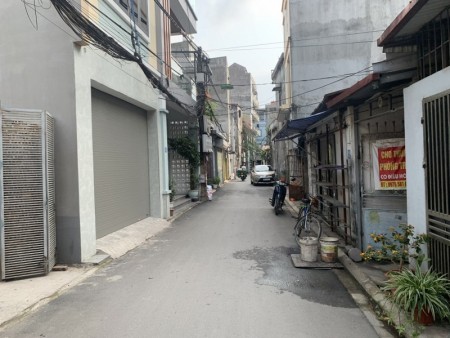 Cần bán 55m2 đất tại khu Z133 Thượng Thanh, hai mặt đường, ô tô vào nhà.
