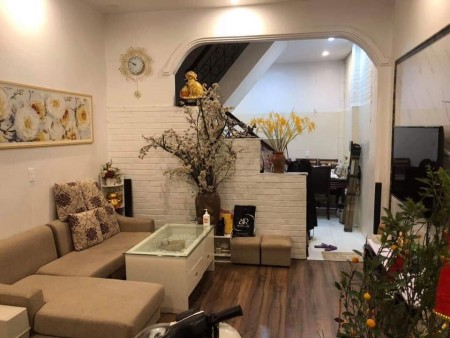 Ô tô đỗ cửa, ngõ rộng như phố, Huỳnh Thúc Kháng, Q. Đống Đa, 37m2x3 tầng.