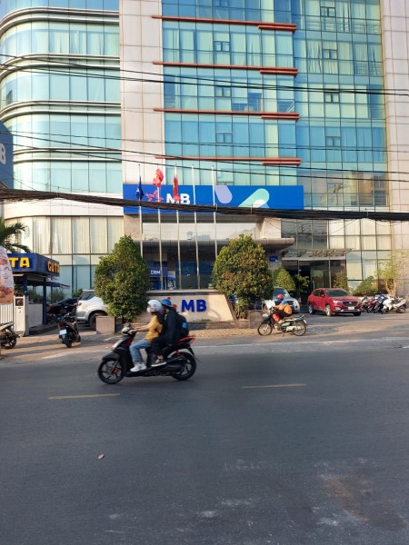 Bán nhà CMT8, đối diện Ngân hàng MB, Phường 15, Quận 10, giá 3 tỷ 8