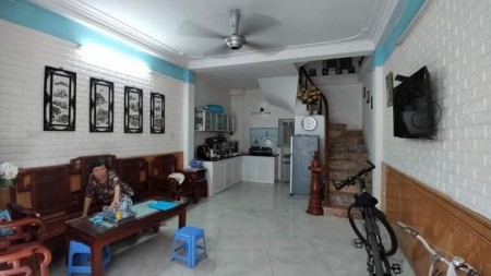 Nhà đẹp ở ngay 32m2, 5 tầng Ngọc Lâm, nhỉnh 2 tỷ