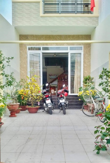 Bán gấp nhà mặt tiền đường 475, trung tâm quận 9, cực kỳ sầm uất và đầy đủ tiện ích, 130m2, 3 tầng, 4PN + 3WC.