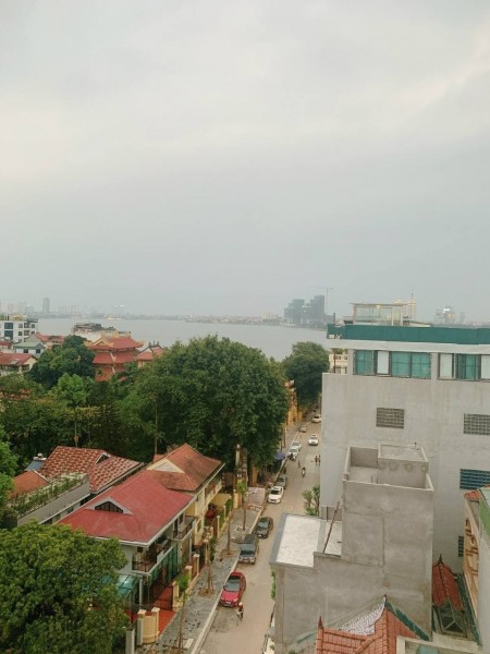 Bán nhà cao tầng mặt đường khu vực hồ tây