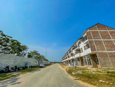  Bán gấp nhà 3 tầng gần Bệnh viện chứng thương chỉnh hình (100 Phạm Văn Đồng) .