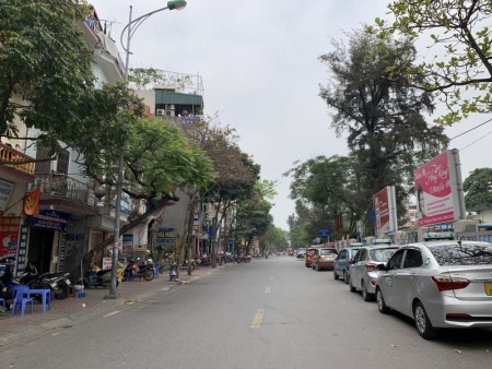 Cần bán căn nhà 55m2, mặt đường Nguyễn Văn Hưởng, Giang Biên, kinh doanh được.
