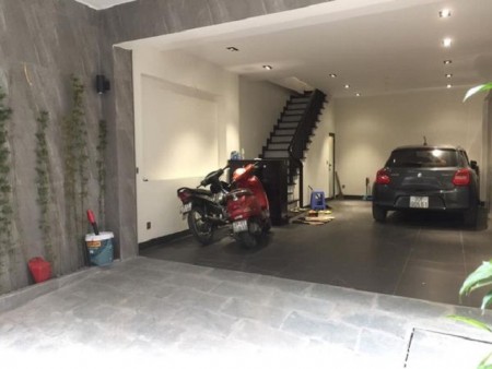 Bán nhà Ngọc Lâm, Long Biên, 50m2 5 tầng, ô tô vào nhà, gần mặt phố chỉ hơn 5 tỷ