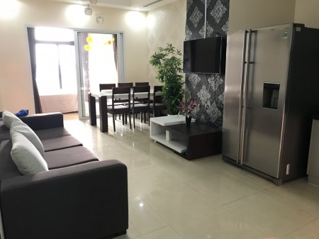 Cho thuê chung cư Royal City R4b Nguyễn Trãi 3 ngủ full 19 triệu bao phí quản lý. Lh 0377983070
