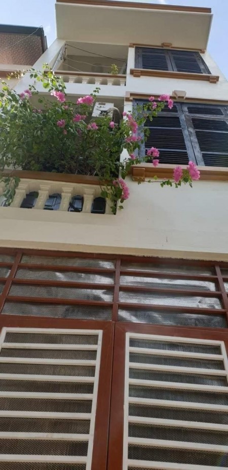 Bán nhà Giáp Bát, 44m, nhà ở luôn, đầy đủ tiện ích, giá 4.5 tỷ