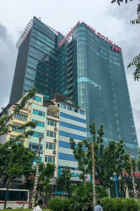 Tòa nhà văn phòng Tổng Công Ty 789 đường Hoàng Quốc Việt, phía Tây là đường Hoàng Sâm.
