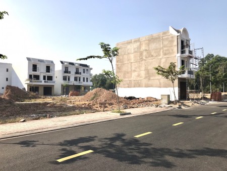 10x11,6m, Mặt tiền đường nhựa 15m thông thẳng ra Khu CN VSIP II, gần TTTM Thế Kỷ TP Mới Bình Dương