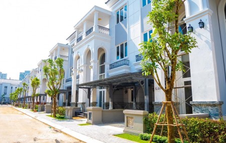 Nhà 3 tầng hoàn thiện mặt ngoài tại khu B Royal Park. 2 mặt tiền đường lớn đối diện hồ cá koi