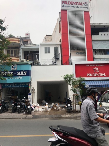 Mặt tiền đ.Nguyễn Gia Trí (D2) kd sầm uất