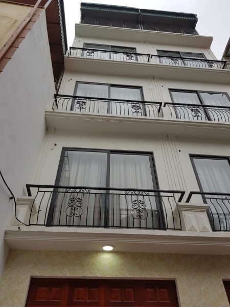 BÁN NHÀ PHỐ CHU HUY MÂN 52M x 5 TẦNG CÓ SÂN ĐỂ XE, TRƯỚC NHÀ THOÁNG
