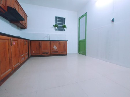 Phòng sạch sẽ mát mẻ, giờ giấc tự do ngay Trần Quang Diệu
