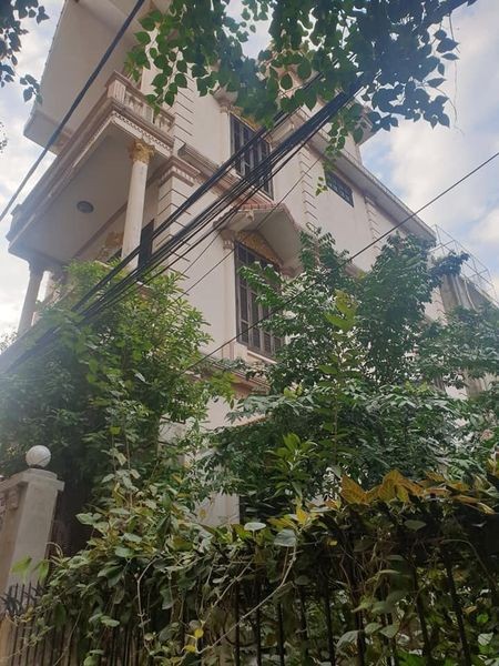 Mặt phố Nguyễn Văn Cừ 40m2, 4 tầng, oto vào nhà, mt 4m, cần bán chia cho các con. giá 3 tỷ