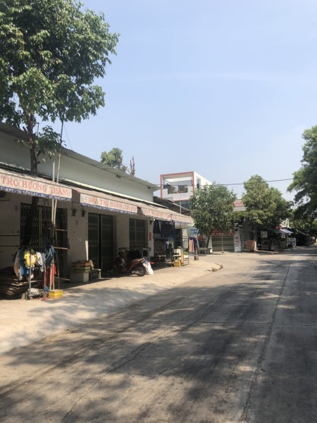 Do ở xa đi lại khó khăn nên muốn bán gấp 2 dãy nhà trọ 16 phòng + 2 kiot, đường dài, 16m, thông thoáng, sát QL13 , gần công ty, gần chợ