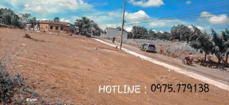 Bán lô đất nằm tiền nhựa nhà nước nằm ngay TTTP giá 3tr/m2, sổ công chứng ngay, dt 180m2 LH : 0975.779.138