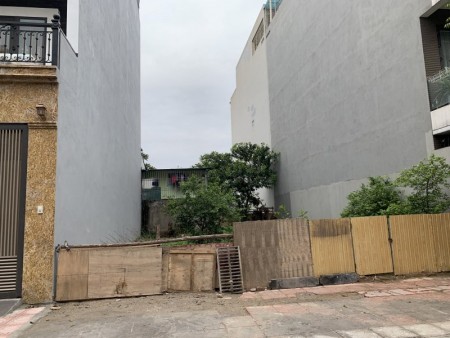 Bán lô đất tại khu đấu giá Tầm Dâu, Việt Hưng, DT 96m2, vị trí siêu đẹp.
