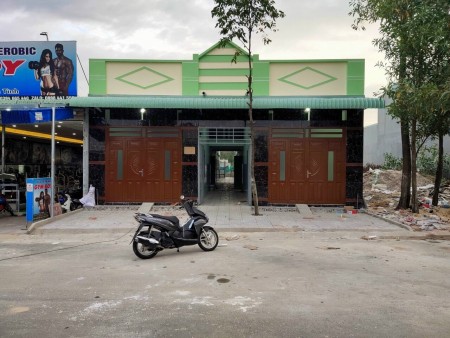 Kẹt tiền nhượng lại nhà trọ 300m2 (10x30m) ngay chợ, tiện kinh doanh đầu tư, đường rộng 16m