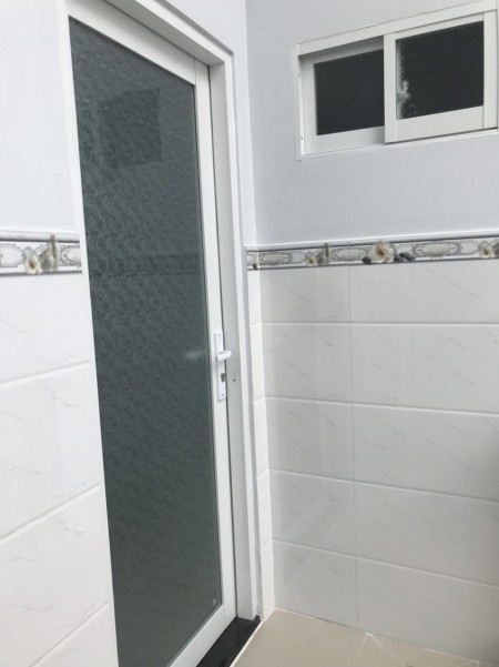 Còn 1 phòng mới xây cho thuê, có gác lững, wc trong phòng khu vực an ninh, gần mặt tiền đường, va các trường đại hoc lh 0909395532