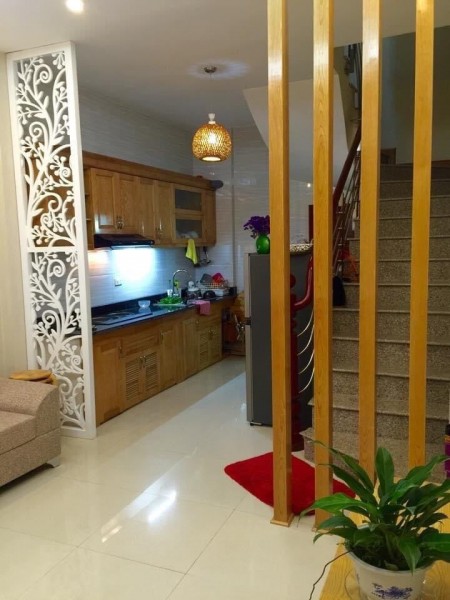 ÔTÔ ĐỖ CỬA, KD NHỎ, NHÀ CỰC ĐẸP, Ngọc Thụy 31m 5tầng, 3tỷ.