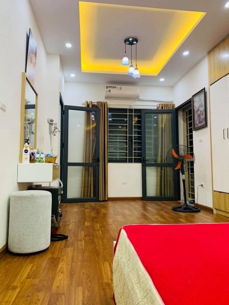 Bán nhà lô góc, 3 mặt thoáng, Phố Đội Cấn, 40m2* 5T, Tặng Full Nội Thất, cách phố 50m.