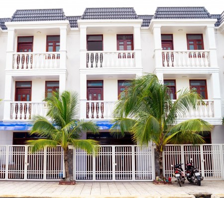 Cho thuê nhà mặt tiền 1 trệt 2 lầu vỉa hè 5m, 4 Phòng Ngủ gần Làng Đại Học