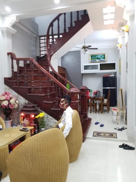 Nhà phân lô Hoàng Quốc Việt 42m,5 tầng, mặt tiền 4m, nở hậu, ô tô vào nhà