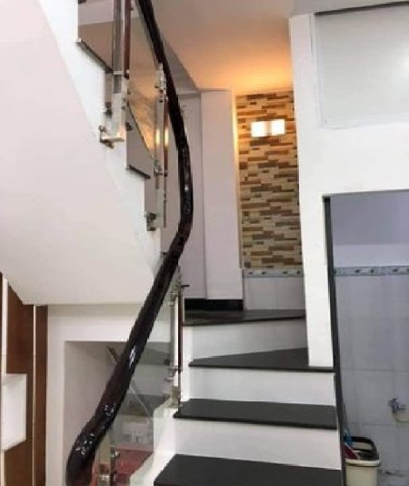 Bán gấp nhà Ba Tháng Hai Quận 10 giá 4.6 tỷ 3 tầng thương lượng