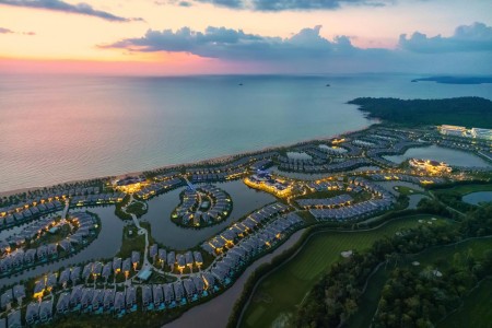 Biệt thự ven sông , cách biển chỉ 1,2km