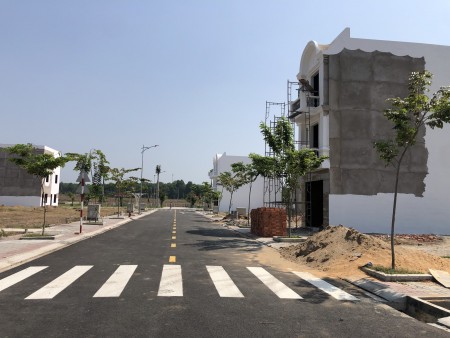 Bán nhanh giá rẻ lô đất 81m2 chính chủ, sổ sẵn phường Phú Chánh, khu dân cư hiện hữu, đường 15m