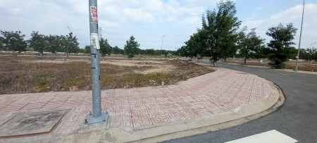 Cần bấn gấp Lô góc 2 măt tiền đường vào khu cn Bắc Đồng Phú, thích hợp xây nhà ở, quán ăn.
