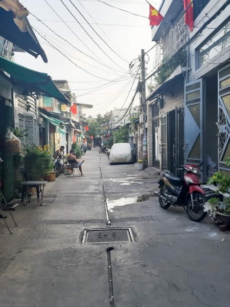 Chủ ngộp ngân hàng cần bán gấp nhà Tân Phú, sổ vuông vức, hẻm xe hơi, 28m2, giá chỉ 2.3 tỷ