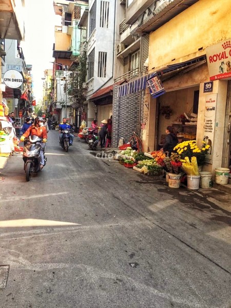 Nhà đẹp Đống Đa, 3 bước ra phố Thái Hà, nhà 2 mặt thoáng có sân để xe, giá chỉ hơn 2 tỷ