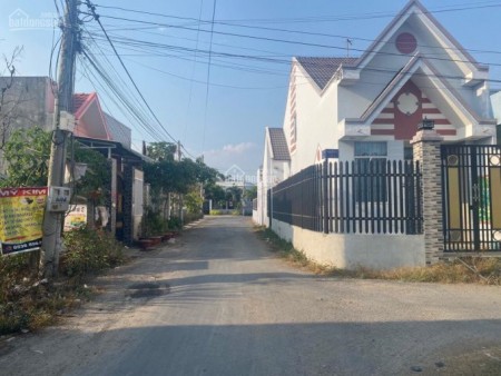 Tôi cần tiền bán gấp lô đất gần ngay thị trấn Bến Lức.