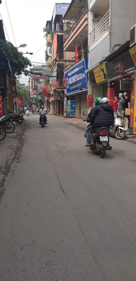 Ô TÔ 10M BA GÁC ĐỖ CỬA 40 RA MẶT PHỐ QUAN NHÂN NHÀ NỞ HẬU