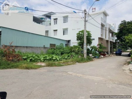Anh Tuấn cần tiền mở quán cà phê nên bán đất ở đường Nguyễn Văn Tuôi, có sổ riêng, bao sang tên
