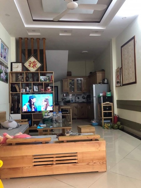 Phố Hoàng Cầu gần ô tô 70m2 hơn 5 tỷ ở luôn. lh0352817810