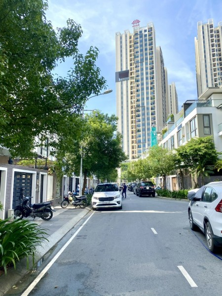Gia Đình Cần Bán Villas Hà Đô Centrosa Q.10. DT : 5.5m x 16m . Trệt 2 Lầu ST. Giá 35 tỷ