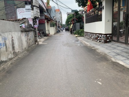 Cần tiền gấp, bán 48,3m2 đất mặt đường xóm 1 Đông Dư, ô tô tải tránh nhau.