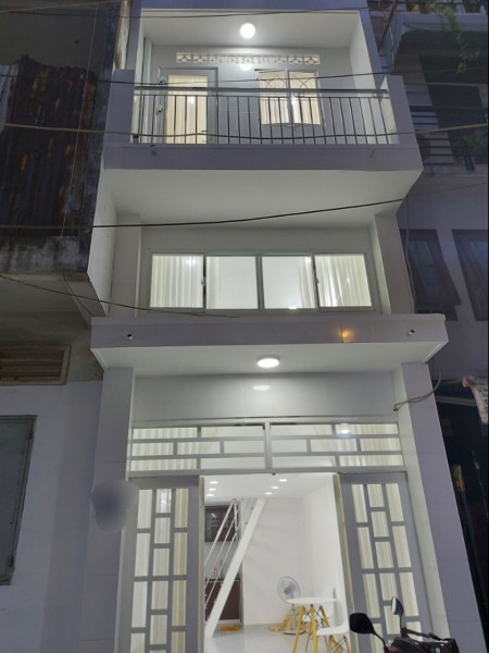 Bán nhà CMT8, chỉ 3 tỷ 300 triệu, nhà 3 tầng, ở ngay, bán gấp