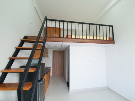 Căn hộ gác lửng cao mới xây cửa sổ lớn cách quận 1 cỡ 15-20 phút chạy xe