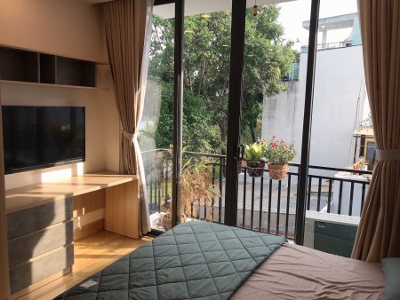 Căn hộ đủ nội thất có ban công view sông quận Phú Nhuận