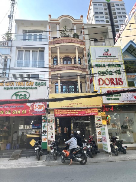 Mặt tiền D1, 4 sàn 5x20m (100m2) gồm 6 phòng,4wc, full máy lạnh, giá 35tr/th.