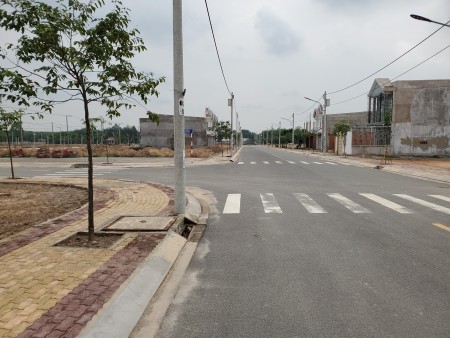 Lô góc 2 mặt tiền. Đối diện công viên cách QL 13. 100m