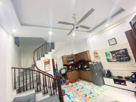 Nhà mới, đường giáp bát sát kim đồng 5 tầng siêu đẹp 5m mặt tiền