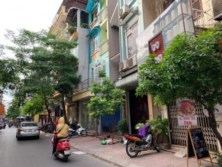 Mặt phố Ngô Gia Tự, kinh doanh, vỉa hè, ô tô tránh