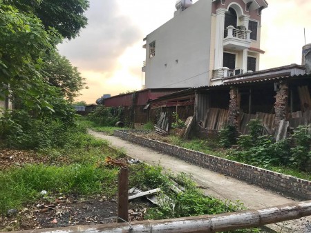 Mảnh đất nẳm ở vị trí Sốt sình sịch tại Long Biên.